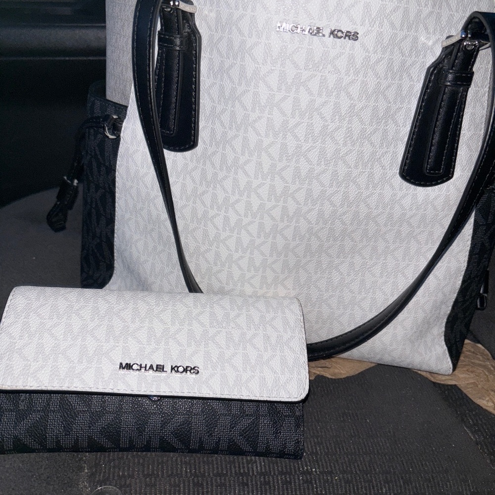 Michael Kors Voyager Large Purse and large matching wallet